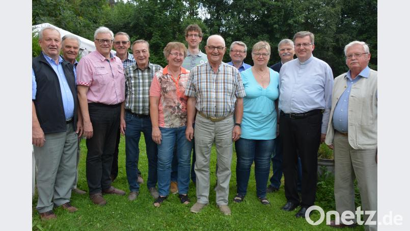 Stimmgewaltig gratulierte der Gesangverein 1896 Waldershof seinem Mitglied Josef Daubenmerkl (Sechster von rechts) zum 75. Geburtstag. Die offiziellen Glückwünsche des Chors überbrachte Vorsitzender Peter Müller (Dritter von links). Mit im Bild Sohn Michael und Ehefrau Evi (links neben dem Jubilar) sowie Stadtrat Willibald Reindl (links), Adolf Greger (rechts), Martha Kuhbandner und Stadtpfarrer Bernd Philipp (Zweiter von rechts). jr