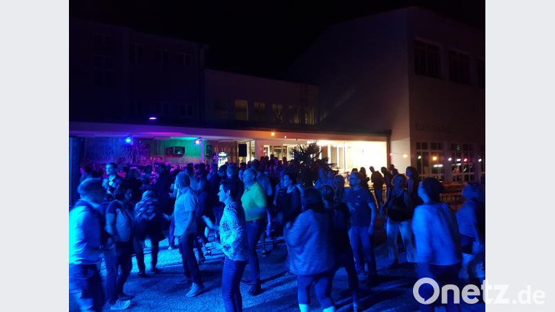 Am Abend tanzten Jung und Alt bei Schlagern und aktuellen Partyhits, die von der Band „Mir 3 und Du“ hervorragend gespielt wurden. flt