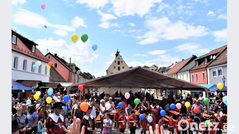 Mit bunten Luftballons wurde das Bürgerfest eröffnet. rgr