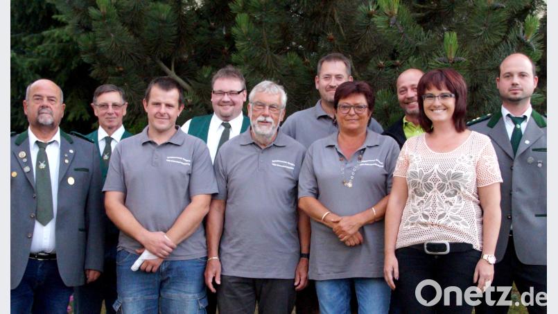 Die Mitglieder des neugewählten Vorstands des Schützenvereins Einigkeit 1862-Naabberg. Mit auf dem Bild erster Schützenmeister Alois Helgert (links) und zweiter Schützenmeister Sascha Helgert (rechts). njn