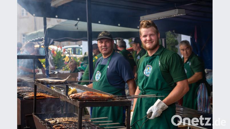 Wie hier am Grillstand sorgten insgesamt 45 Mitglieder des Fischereivereins für ein gelungenes Fest pml