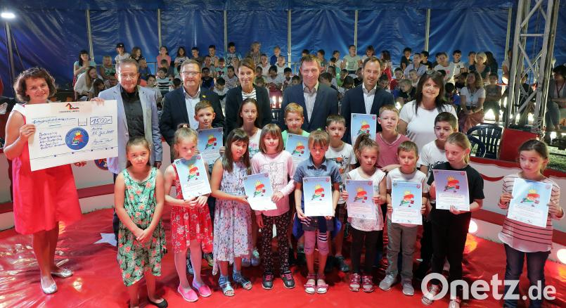 Neben den Urkunden, die es für alle Klassen gab, die fleißig zu Fuß liefen, überreichten die Stadtwerke Amberg den Rektoren der fünf Grundschulen einen Scheck über 1500 Euro. Von links: Marion Weigl, Manfred Reindl, Bürgermeister Martin Preuß, Marion Ott, Stephan Prechtl (Stadtwerke), Markus Lacher und Elke Schmidt. Wolfgang Steinbacher