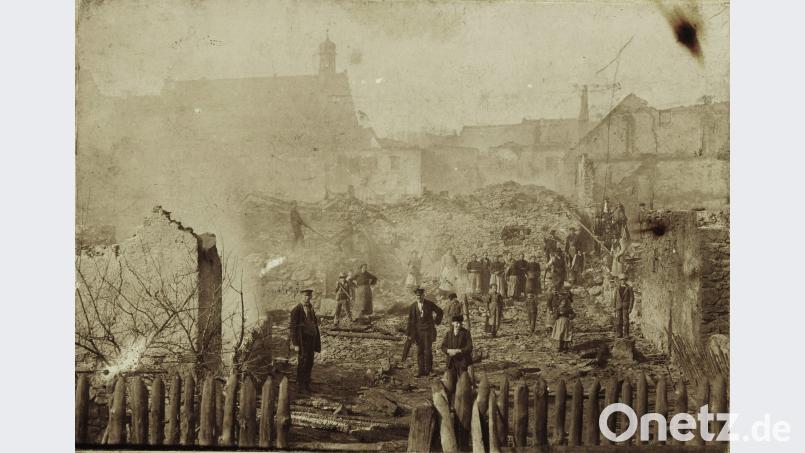 Am 24. März 1897 wird Hirschau von einer großen Feuersbrunst heimgesucht. Die Flammen breiten sich vom Hirschenwirt aus nach Westen und Süden aus. 8 Wohn- und 36 Nebengebäude brennen ab, 10 Wohn- und 6 Nebengebäude werden beschädigt. Der 19-jährige Brandstifter Karl Steindl wird vom oberpfälzischen Schwurgerichte am 1. Juli 1897 zu einer Zuchthausstrafe von 14 Jahren, 11 Monaten und 3 Tagen verurteilt. u