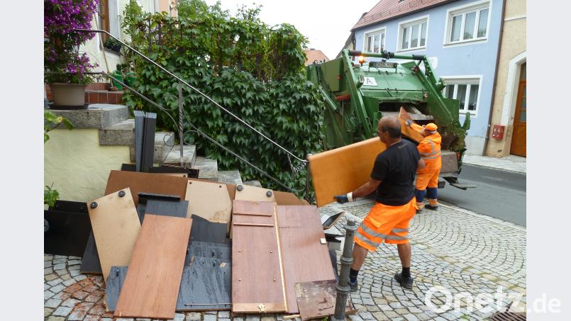 Sperrige Holzabfälle wurden vom Abfuhrunternehmen Lober mit einem Spezialfahrzeug abgeholt. Portner