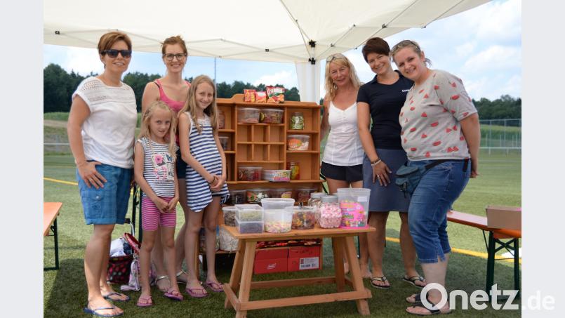 Das Team des Süßigkeitenstands freut sich über die zahlreichen kleinen und großen Besucher. brü