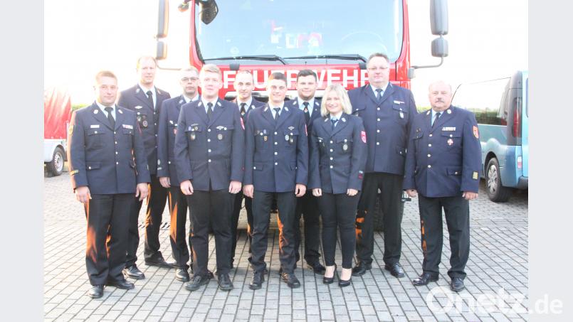 Die neue Vorstandschaft der Kreisjugendfeuerwehr:
Kreisbrandinspektor Stefan Gleißner, stellvertretender Kreisjugendwart Johannes Schmid, Stefan Schwägerl (bisheriger Delegierter), Delegierter Daniel Schwartling, Kassenprüfer Maximilian Sirtl, Kassier Fabio Seuz, Delegierter Felix Kubitschek, stellvertretende Kreisjugendsprecherin Larissa Horn, Kreisjugendwart Wolfgang Bauer und Kreisbrandrat Andreas Wührl (von links) den