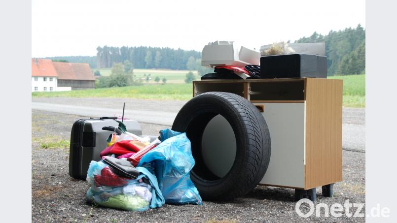Verlassen und nicht abgeholt: In Teunz hatten die polnischen und tschechischen Sperrmülltouristen je ein Zwischenlager eingerichtet (im Bild: beim SpVgg-Fußballplatz). Diese sind bis auf einige unbrauchbare Sachen mittlerweile wieder aufgelöst. Portner