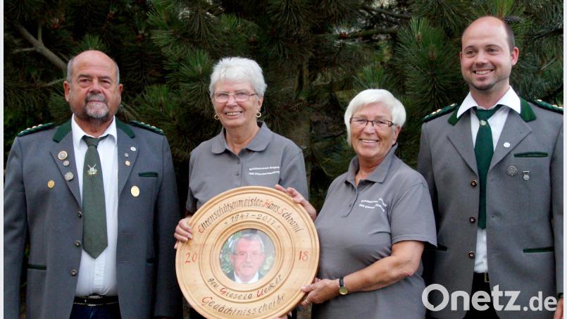 Die beiden Schützenmeister Alois Helgert (links) und Sascha Helgert (rechts) freuten sich, die von Lilo Schraml (zweite von rechts) gestiftete Hans-Schraml-Gedächtnisscheibe an die Ersplatzierte Gisela Ücker (zweite von links) zu überreichen. njn