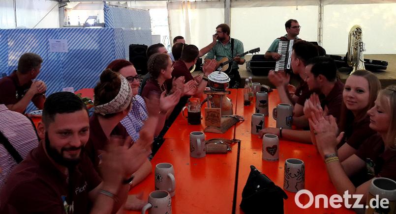 Die Gruppe „d’Allerscheynsten“ zieht mit ihren Musikinstrumenten von Tisch zu Tisch. zer