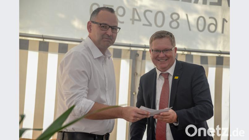 Oberbürgermeister Michael Cerny freute sich zusammen mit SVR-Vorsitzendem Jürgen Zweck über das Jubiläum, brachte eine Spende mit und dankte: "Was hier im Ehrenamt geleistet wird, ist aller Ehren wert." brü