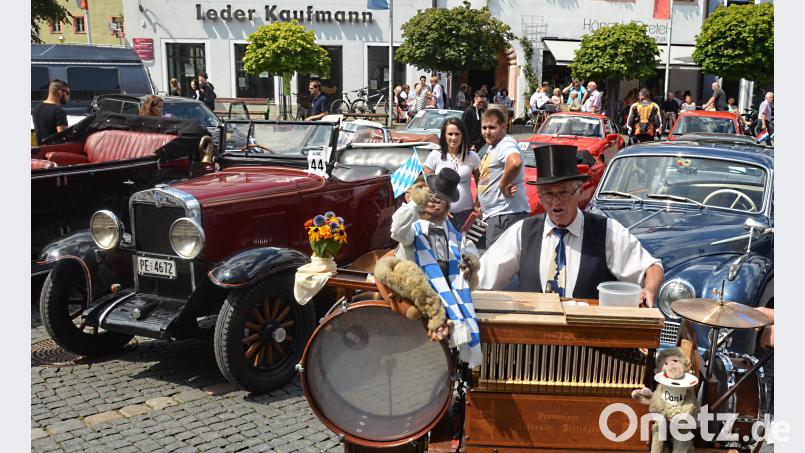 Irgendwie aus der Zeit gefallen: Leierkastenmann und Oldtimer. Bild: Kunz Kunz