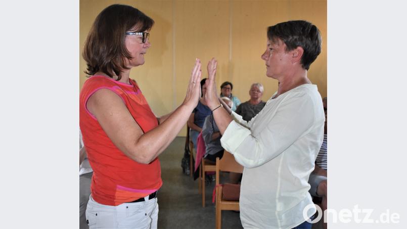 Ulrike Prucker-Pöllath (links) zeigte das Hände-Auflegen zusammen mit Andrea Schönberger (rechts). rgr
