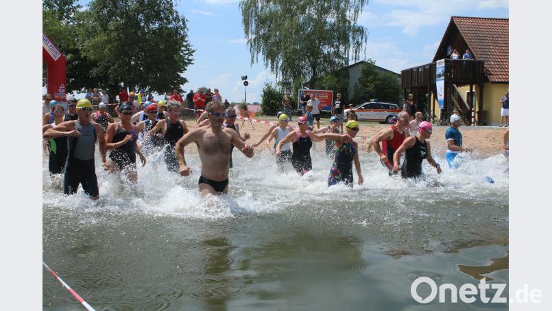 Die Sportler müssen 570 Meter durch den Kiesibeach schwimmen. sne