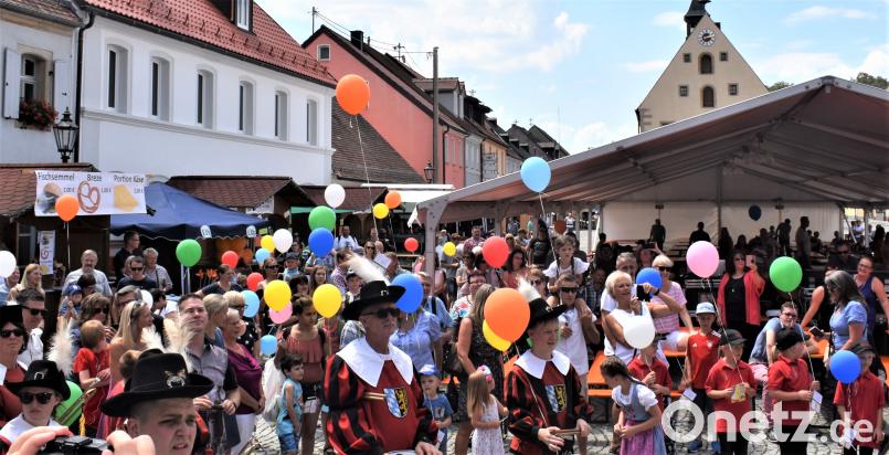 Mit bunten Luftballons wurde das Bürgerfest eröffnet. rgr