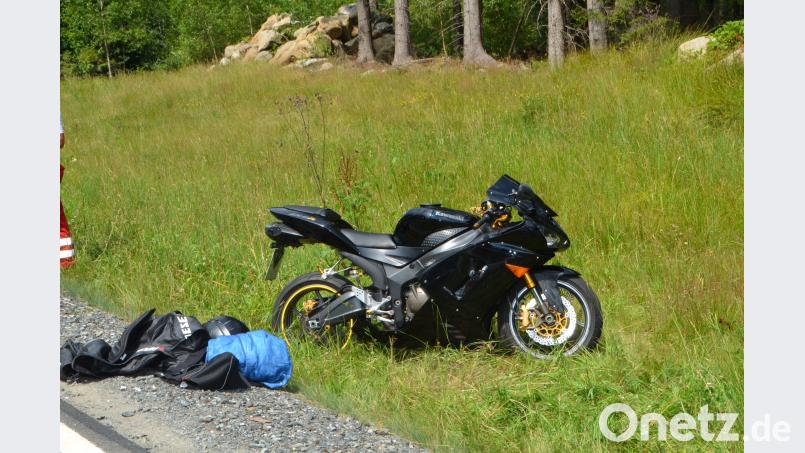 Ein 24-jähriger Biker wurde am Sonntag in der Nähe "Krautwinkel" bei einem Sturz mittelschwer verletzt. An der Kawasaki entstanden mindestens 3000 Euro Sachschaden. dob