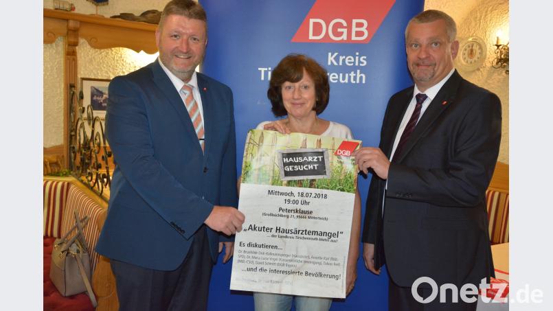 Laden gemeinsam zu einem DGB-Diskussionsabend zum Thema „Akuter Hausärztemangel im Landkreis Tirschenreuth“ am Mittwoch, 18. Juli, in die Ausflugsgaststätte „Petersklause“ nach Großbüchlberg ein, Beginn ist um 19 Uhr. Mit dabei sind (von links) DGB-Kreisvorsitzender Klaus Schuster, Ideengeberin Dr. Brunhilde Dick-Kollmannsperger und DGB-Regionssekretär Peter Hofmann. jr