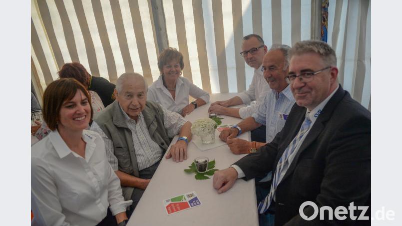 Josef Brunner, Erich Graßler und Marianne Donhauser blickten unter der Moderation von Thomas Graml, Vorstand Jürgen Zweck und seiner Stellvertreterin Christina Püschl auf die Geschichte des SV Raigering zurück. brü