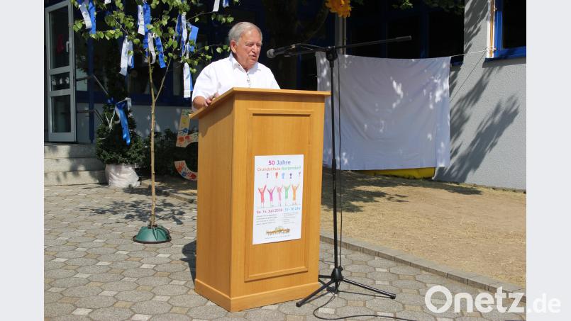 Rektor Josef Böhm a.D. blickte auf die Geschichte der Grundschule zurück ral