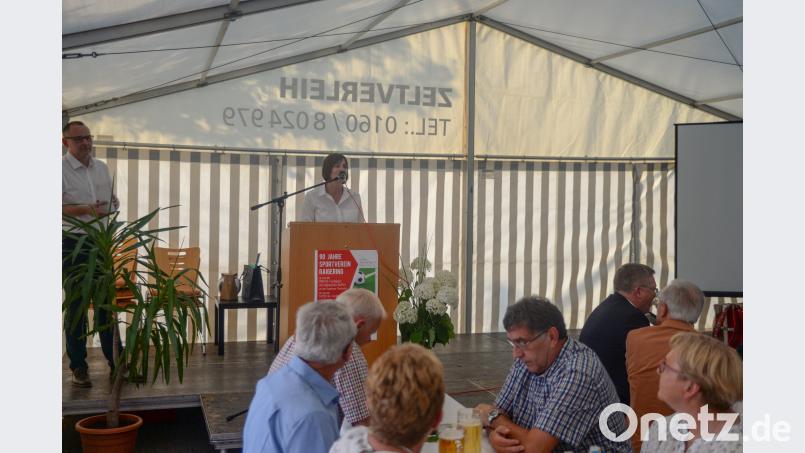 2. Vorsitzende Christina Püschl stellte das Abendprogramm vor: "Die Linedancer wären gerne mit 24 Damen gekommen. Auf der Bühne haben wir aber nur Platz für 15." brü