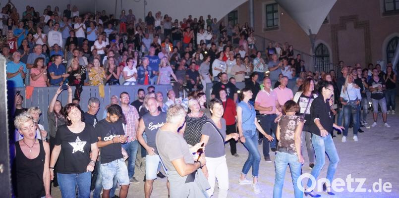 550 begeisterte Fans klatschten, trampelten, tanzten und sangen mit den exzellenten Musikern von &quot;Queen&quot;. weu