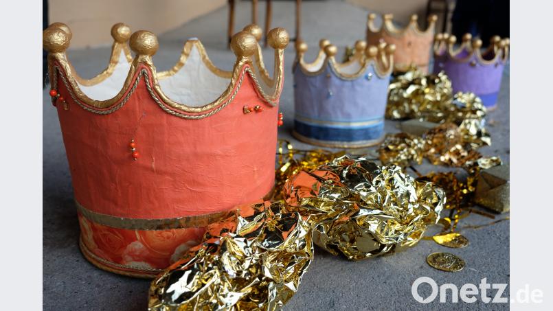 Alles Gold? hieß das Thema des Erzählabends über Karl IV. und seine Straße. Golden glänzte es auch zu Füßen des professionellen Erzähler-Trios. Gleich vier Kaiser- und Königs-Kronen symbolisierten die große Macht des Herrschers. do