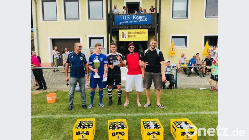 Der Wanderpokal steht für ein Jahr in Kastl. hon