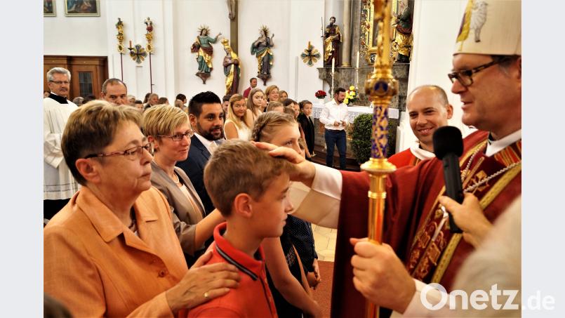 Weihbischof Josef Grab segnet 44 junge Menschen und nennt dieses Sakrament eine Stärkung des Glaubens. arw