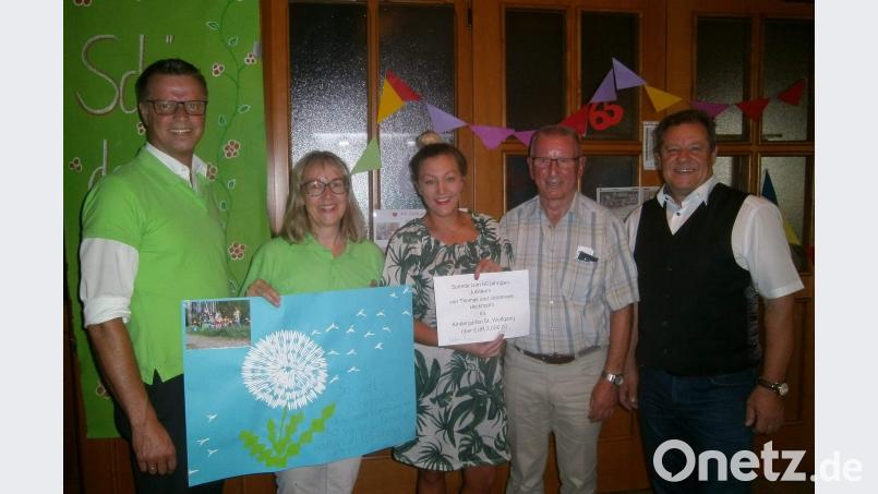 Ein Geschenk bringt Esther Heckmann zur Geburtstagsparty des St.-Wolfgang-Kindergartens mit. Im Auftrag ihres Vaters Thomas und ihres Onkels Johannes überreicht die Urenkelin von Wolfgang Droßbach, dem Stifter des Kindergartens, einen 3000-Euro-Scheck. Auf dem Bild (von links): Bürgermeister Hermann Falk, Kindergartenleiterin Uta-Maria Kriegler, Esther Heckmann, Stadtrat Rudi Wild und 3. Bürgermeister Peter Leitsoni. u