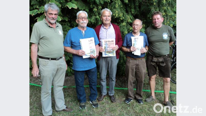 Sportangler-Vorsitzender Rudi Lindner (links) und die Geehrten Robert Weigert, Hartmut Scheidt und Richard Spindler (von links), der ein halbes Jahrhundert beim Verein ist; rechts Vorstands-Vize und Festleiter Jürgen Müller. ksi