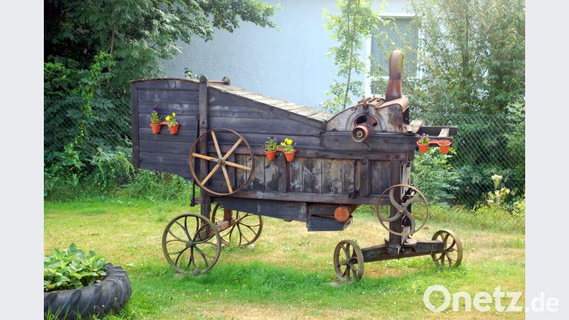 Die Wanderer entdecken so manches skurille Objekt bei der Erkundung der böhmischen Landschaft. fjo