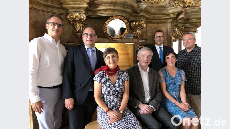 Ende gut, alles gut: Kulturreferent Wolfgang Dersch, Regionalkantor Bernhard Müllers, Stadtpfarrer Thomas Helm und Orgelvereinsvorsitzender Franz Meier (hinten von links) freuen sich wie Anne-Marie Brey (links vorne) und Kulturfachkraft Barbara Cosima Frey (rechts), dass es Christian Mouyen rechtzeitig zum Konzert nach Amberg geschafft hat. (exb)