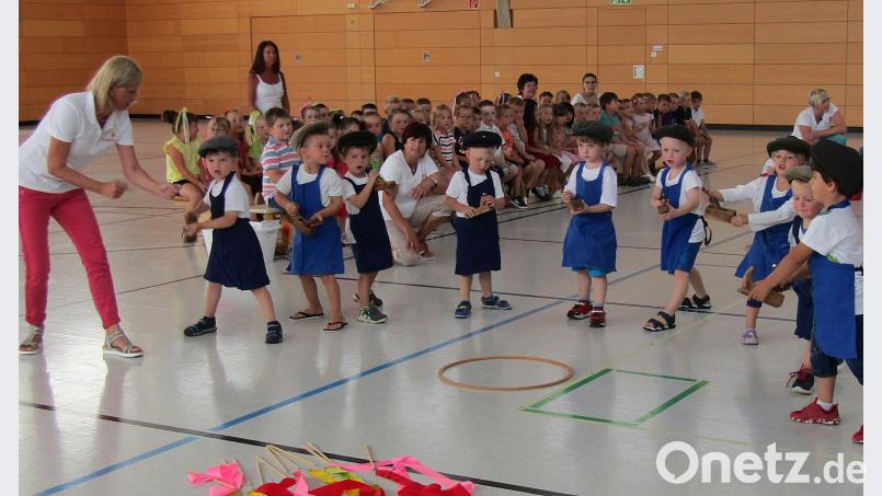 Die "fleißigen Handwerker" als Schreiner mit Hobel. sck