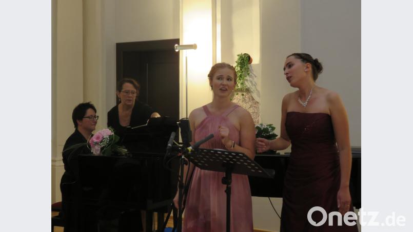 Begleitet von Silvia Gmeiner (im Bild li. mit Gesangslehrerin Carol Bischoff) sangen Simone Kraus und Katharina Pötzl (v. re.) über Frauen und deren Gefühlschaos bei Liebe, Freundschaft und Familie. ubb