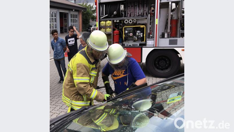 Der eine, links mit Einsatzoutfit, ist schon im Dienst der Feuerwehr, der andere probiert aus, was das konkret bedeutet: Bei einem Aktionstag in der Feuerwache dürfen Dreifaltigkeitsschüler, angeleitet von Kräften der Jugendfeuerwehr, richtig mit anpacken. Zum Beispiel beim Aufschneiden eines Unfallautos. Feuerwehr Amberg