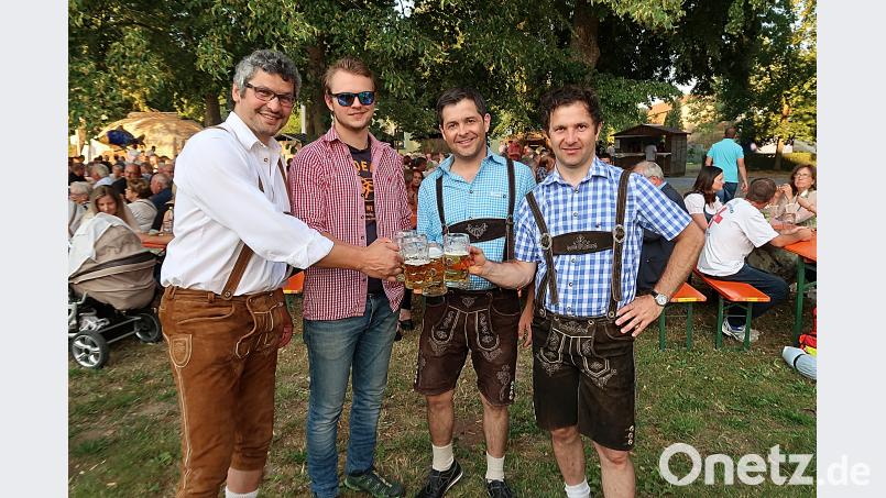 Vor der Heimfahrt nach Raggal ein gemeinsames Prost mit den Quartiergebern. bsc