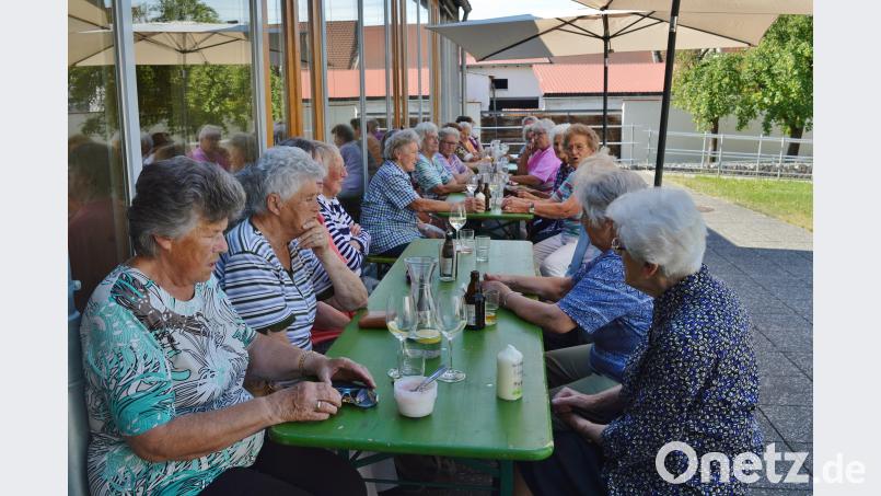 Die Senioren der Pfarrei Vilseck kommen zum Grillfest im Pfarrheimgarten zusammen. rha