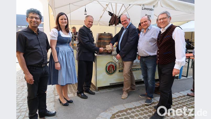 Bürgermeister Hermann Manahl aus der österreichischen Partnergemeinde Raggal (Dritter von links) und Bürgermeister Gottfried Härtl (Dritter von rechts) zapften das erste Bier und eröffneten zusammen mit (von links) Pfarrer Joseph, Raggals Vizebürgermeisterin Irmgard Martin sowie (von rechts) 2. Bürgermeister Oskar Schuster und Festleiter Karl Wittmann, unter viel Applaus das achte Friedenfelser Bürgerfest. bsc
