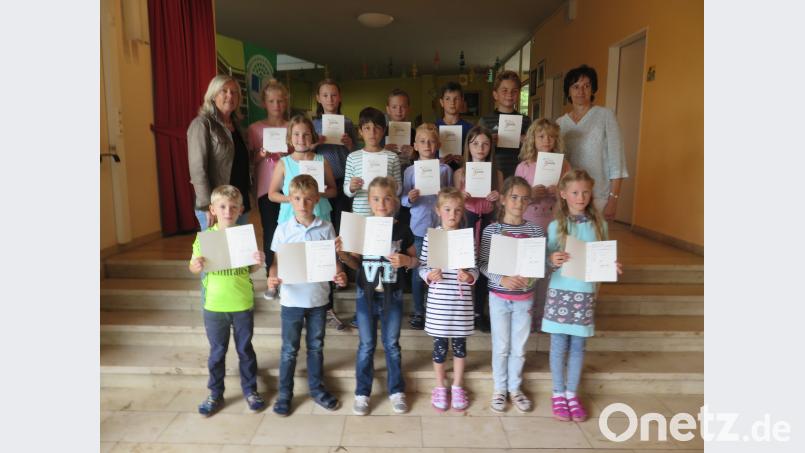 Rektorin Christina Böhm (links) und Förderlehrerin Sieglinde Götz (rechts) gratulieren den sportlichen Grundschülern. jzk