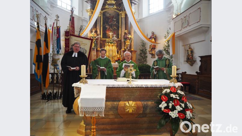 Der evangelische Pfarrer Ulrich Gruber (von links) mit den katholischen Amtsbrüdern Pater Jaroslav Nikolaus Lobkowicz, Stadtpfarrer Josef Häring und Pater Marek am Altar krb