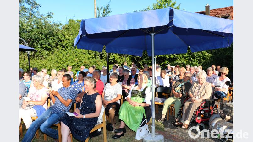 Das Publikum genoss den schönen Liederabend im Pfarrgarten. rpp