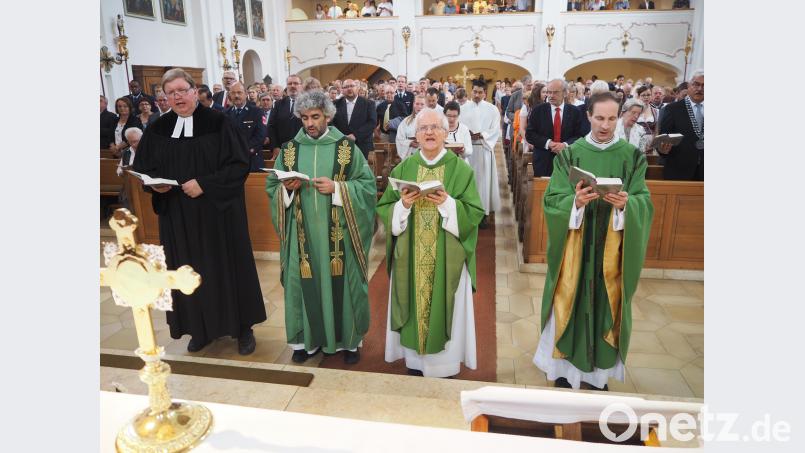 Der evangelische Pfarrer Ulrich Gruber (von links) mit den katholischen Amtsbrüdern Pater Jaroslav Nikolaus Lobkowicz, Stadtpfarrer Josef Häring und Pater Marek gestalten in ökumenischer Eintracht die Festmesse. krb