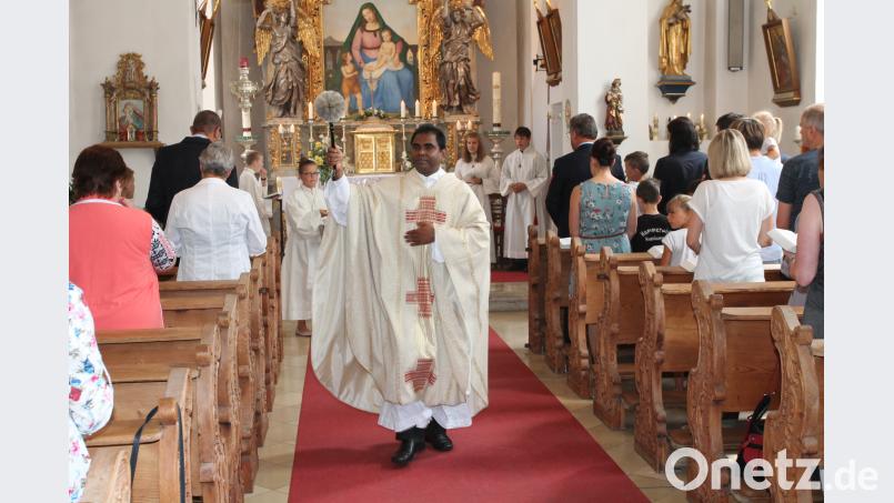 Bestandteil des Kirchweih-Gottesdienstes ist auch die Erneuerung des Taufversprechens. Dazu segnet Pfarrer Julius Johnrose die Gläubigen. pi