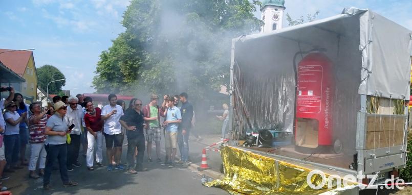 Da könnte die NASA neidisch werden: Mit Countdown und Rauchschwaden enthüllte die Feuerwehrjugend ihre „Feuerrakete“, ihr Seifenkistl für das Rennen am nächsten Sonntag. Dobmeier
