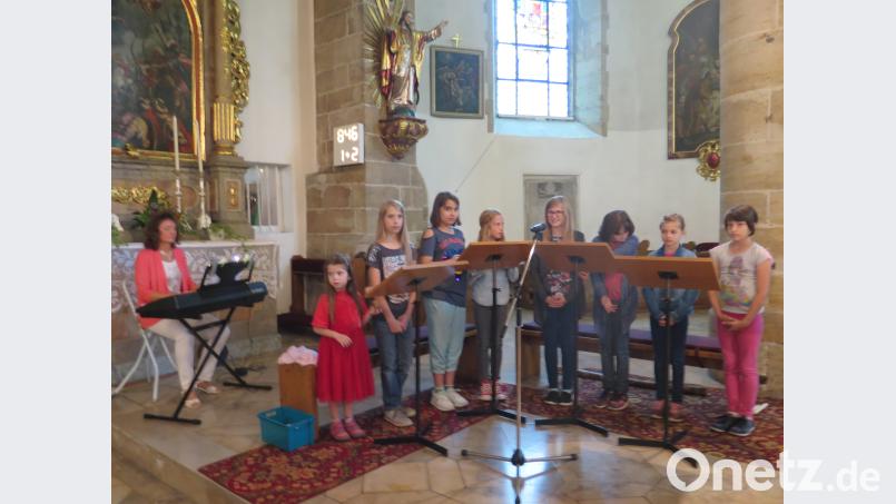 Virginia Gottscholl (am Keyboard) hat die Lieder mit den Mädchen einstudiert. jzk