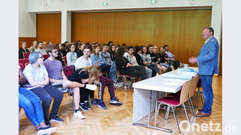 Der Studioleiter des BR, Gerhard Schiechel, zeigte, wie Informationen über eine bestimmte Zielgruppe von Nutzern des Hörfunks und Fernsehens zusammengetragen werden. Weigl, Brigitte [wbe]