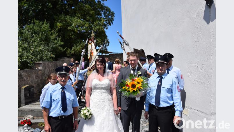 Marina Weber und Markus Weber stellen sich in der Oberndorfer Filialkirche vor den Traualtar. Im Anschluss gratulieren viele Freunde, Verwandte und Bekannte. Die Feuerwehrler stehen Spalier. mde