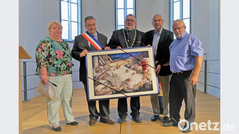 Bürgermeister Armin Schärtl (Mitte) überreichte der Castilloner Delegation ein Bild mit Nabburger Stadtpartien von Raphael Haubelt). Im Bild sind auch (von links) Vorsitzende Birgit Krogner, Bürgermeister Jaques Breiat, Präsident Vartan Bardis und Pierre Menieur vom Castilloner Förderverein zu sehen. Bild: twi