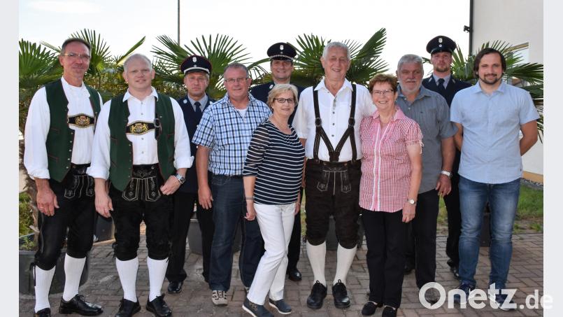 Großer Bahnhof zum 70.Geburtstag von Werner Wolfbauer (Fünfter von rechts) whw