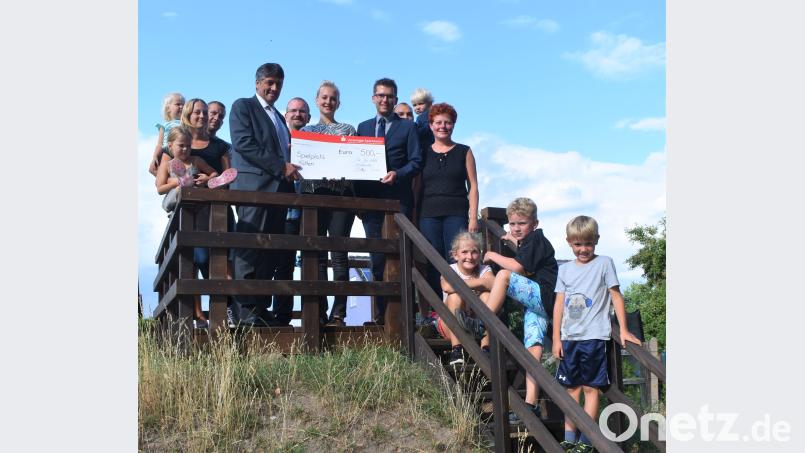Korbinian Dunzer überreichte im Namen der Sparkasse einen symbolischen Scheck für den Hüttener Kinderspielplatz. rgr