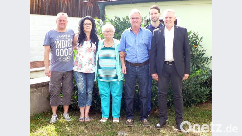 Stolz auf ihre Familie ist Margareta Erl. Zum 80. Geburtstag fanden sich unter anderem Sohn Armin (von links), Tochter Petra, Sohn Roland und Enkel Tobias bei der Jubilarin ein. Bürgermeister Jürgen Kürzinger gratulierte im Namen der Gemeinde. lep